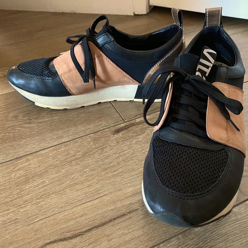 Casual Sneakers with gold detail